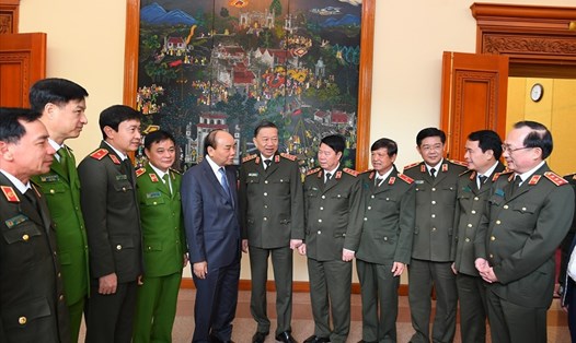 Thủ tướng Nguyễn Xuân Phúc với các đại biểu trao đổi bên lề hội nghị. Ảnh: BCA.
