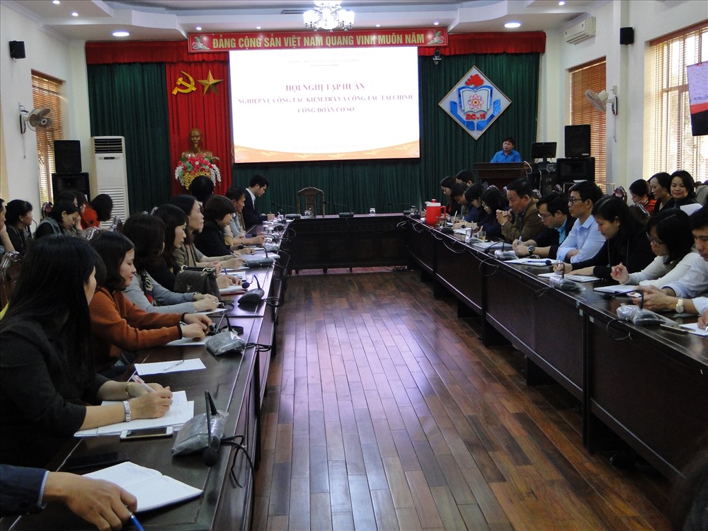 Đồng chí Trần Văn Toản – Phó chủ tịch Liên đoàn Lao động tỉnh truyền đạt nội dung tại buổi tập huấn.