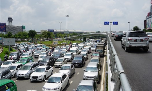 Cầu vượt trước sân bay Tân Sơn Nhất chỉ có thể kéo giảm chứ không thể xử lý dứt điểm tình trạng ùn tắc quanh sân bay. Ảnh: Minh Quân