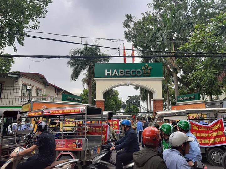 Nhiều xe thương binh trước cửa Habeco dẫn tới ách tắc giao thông. Ảnh PV