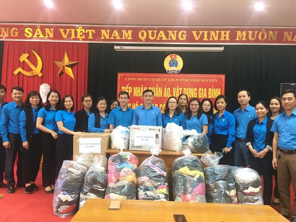 Cán bộ, nhân viên LĐLĐ tỉnh Thái Nguyên quyên góp quần, áo ủng hộ đoàn viên khó khăn. Ảnh: T.N