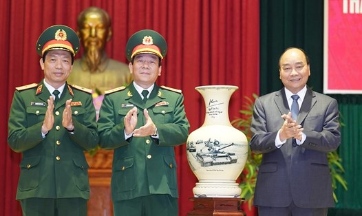 Thủ tướng tặng quà cho Binh chủng Tăng thiết giáp. Ảnh: VGP/Quang Hiếu
