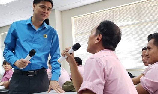 Phó Chủ tịch Tổng LĐLĐVN Ngọ Duy Hiểu thăm hỏi công nhân lao động tại huyện Trảng Bom (Đồng Nai). Ảnh: HAC