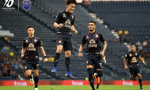Xuân Trường được vinh danh khi là chủ nhân bàn thắng đẹp nhất Thai League 2019. Ảnh: Buriram FC