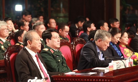 Phó Thủ tướng Thường trực Trương Hòa Bình (ngoài cùng bên trái) dự chương trình. Ảnh Ái Vân