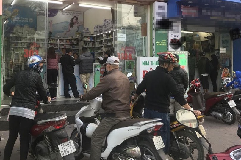 Tình trạng khan hiếm khiến người dân phải mua thuốc Tamiflu với giá cao gấp 4 - 5 lần - ảnh Mai Dung
