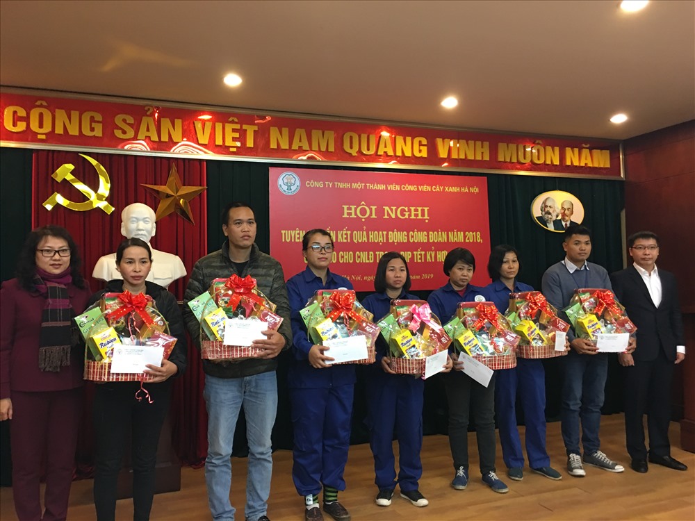 Công ty trách nhiệm hữu hạn một thành viên Công viên cây xanh Hà Nội trao hỗ trợ cho người lao động dịp Tết nguyên đán Kỷ Hợi 2019. Ảnh: T.E.A