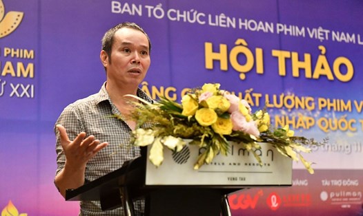 Đạo diễn Bùi Tuấn Dũng đọc tham luận tại hội thảo nâng cao chất lượng điện ảnh Việt tại LHPVN 21. Ảnh: V.V