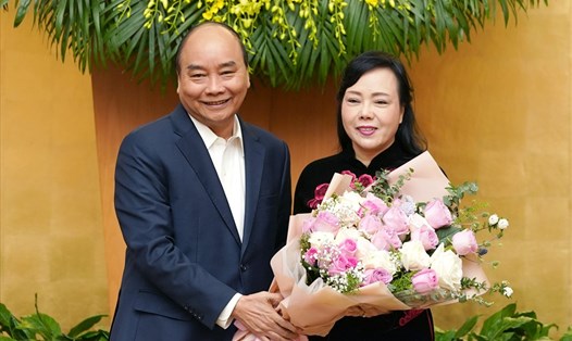 Thủ tướng Nguyễn Xuân Phúc tặng hoa nguyên Bộ trưởng Bộ Y tế Nguyễn Thị Kim Tiến - Ảnh: VGP/Quang Hiếu
