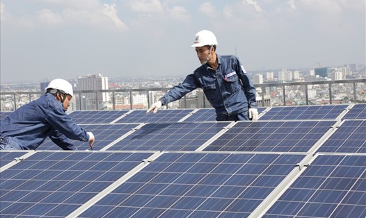 Lắp đặt hệ thống điện mặt trời áp mái tại TP.Hồ Chí Minh. Ảnh Nam Dương