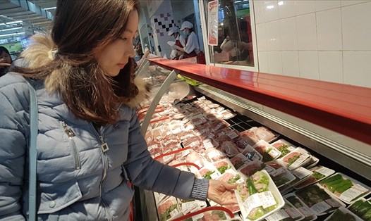 Giá thịt lợn tăng "sốc" đẩy CPI tháng 11.2019 tăng 0,96%, ảnh hưởng khá rõ nét đến mức sống của người có thu nhập thấp. Ảnh: Kh.V