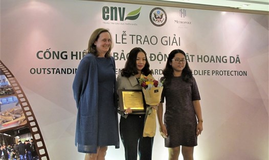 Bà Caryn R. McClelland (Phó Đại sứ Hoa Kỳ) và bà Nguyễn Thị Phương Dung (Phó giám đốc ENV) trao giải Đặc biệt cho đại diện Tòa án Nhân dân tỉnh Khánh Hòa. Ảnh: L.Q.V