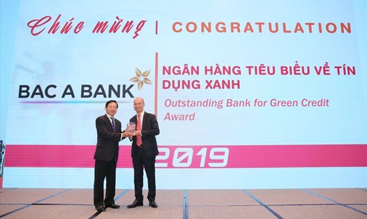 BAC A BANK vinh dự nhận giải thưởng Ngân hàng tiêu biểu về Tín dụng xanh 2019 trong khuôn khổ Giải thưởng Ngân hàng Việt Nam tiêu biểu (VOBA). Ảnh BAB