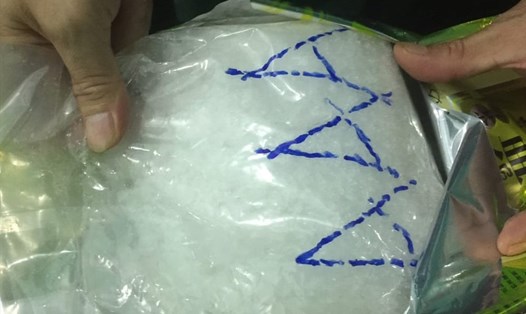 Bên trong gói hình vuông nghi là ma túy dạt vào bờ biển Quảng Trị. Ảnh: BP.