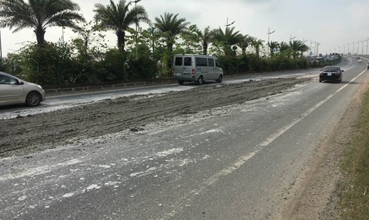 Bùn đất do ô tô làm rơi vãi trên đường Võ Nguyên Giáp, Hà Nội sáng 23.10. Ảnh: PV