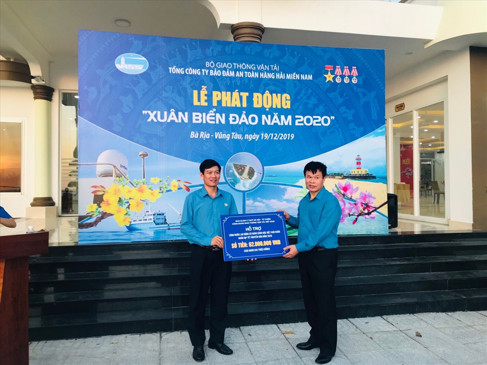 Ông Đỗ Nga Việt - Chủ tịch Công đoàn Giao thông Vận tải Việt Nam (bên phải) trao quà Tết Nguyên đán 2020 cho đại diện đoàn viên Tổng công ty Bảo đảm an toàn hàng hải miền Nam. Ảnh: Quốc Thế