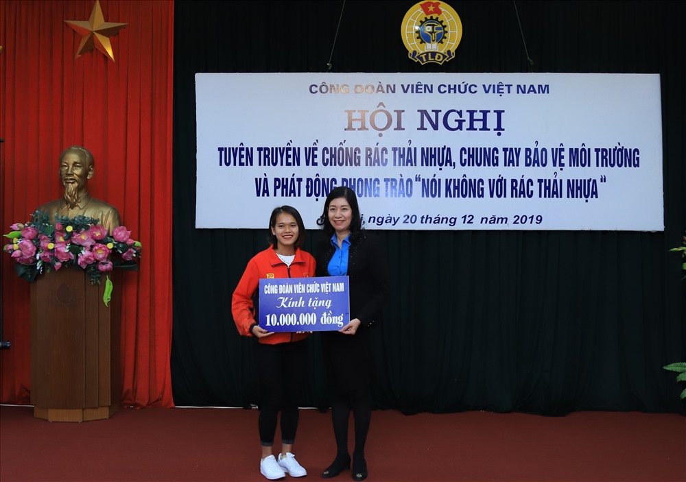 Vận động viên điền kinh Phạm Thị Hồng Lệ (trái) nhận phần thưởng từ Công đoàn Viên chức Việt Nam.