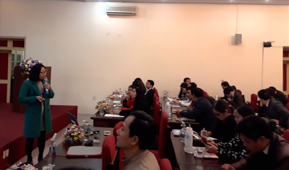 Các đại biểu nghe chuyên đề “Một số vấn đề về rác thải nhựa và giảm thiểu rác thải nhựa”.