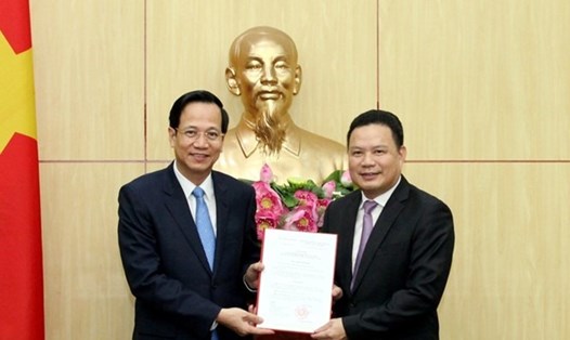 Thứ trưởng Bộ Lao động Thương binh và Xã hội Lê Văn Thanh (bên phải). Ảnh VGP
