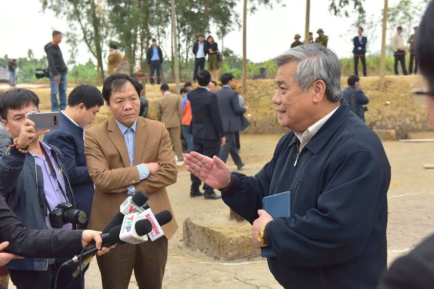 GS-TSKH Vũ Minh Giang (bên phải) đang trả lời báo chí chiều ngày 20.12. Ảnh PV