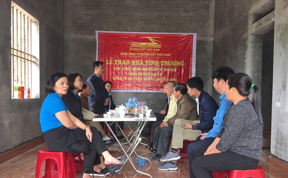 Lễ trao tặng nhà tình thương gia đình anh Nguyễn Thế Trường