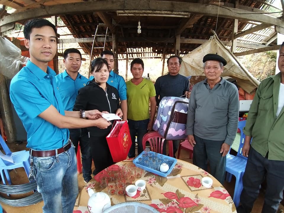 Đoàn công tác ân cần hỏi thăm và tặng quà các gia đình.