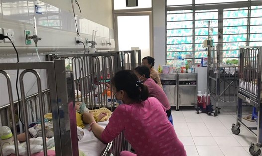 Người nhà chăm sóc bệnh nhi phải điều trị nội trú tại Bệnh viện Nhi Trung ương. Ảnh: BVCC