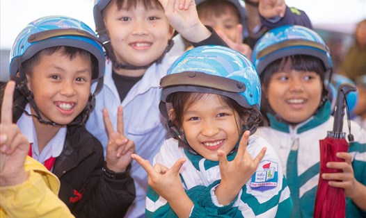 Trao tặng mũ bảo hiểm cho học sinh tại huyện Văn Yên, tỉnh Yên Bái. Ảnh: PV