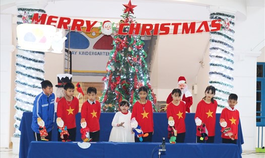 Học sinh Trường chuyên biên Bình Minh biểu diễn trong Lễ hội Giáng sinh 2019.