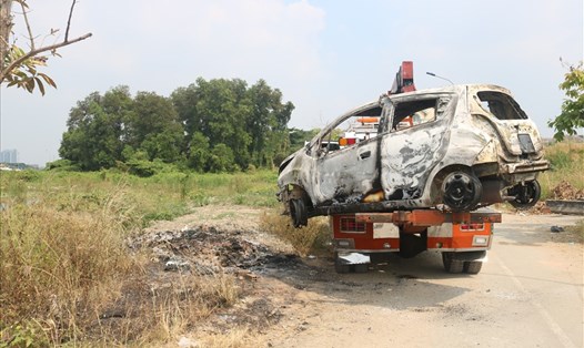 Chiếc xe ô tô sau khi cướp đã bị đốt cháy. Ảnh: PV