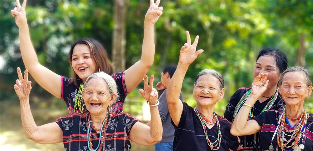 Những người đồng bào bào Pa Cô nhày múa mừng ngày lễ truyền thống của dân tộc mình. Ảnh: PĐ.