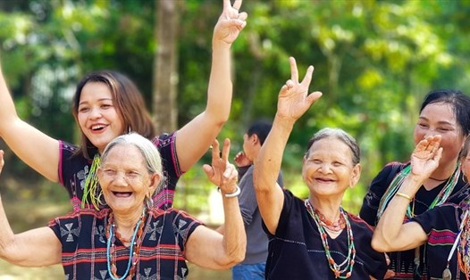 Những người đồng bào bào Pa Cô nhày múa mừng ngày lễ truyền thống của dân tộc mình. Ảnh: PĐ.