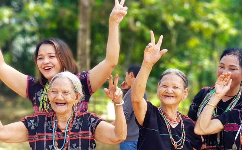 Những người đồng bào bào Pa Cô nhày múa mừng ngày lễ truyền thống của dân tộc mình. Ảnh: PĐ.