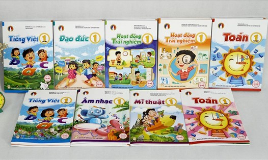 Bộ sách giáo khoa lớp 1 "Vì sự Bình đẳng và Dân chủ trong giáo dục" với 6 môn học. Ảnh: PV