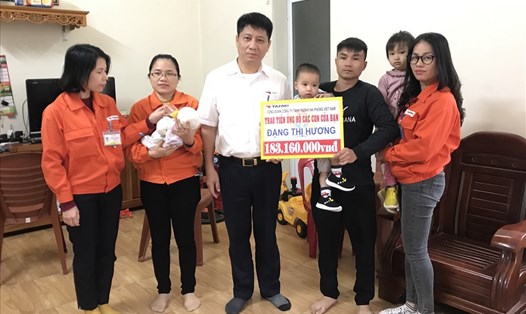 Công đoàn Công ty trao trợ cấp hơn 183 triệu đồng tặng gia đình anh Nguyễn Văn Mạnh (chồng chị Đặng Thị Hương - công nhân tử vong do tai nạn giao thông). Ảnh Mai Dung