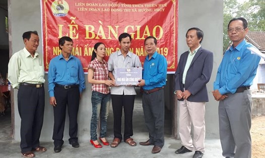Đồng chí Trần Quang Vinh (áo xanh, giữa) - Phó Chủ tich LĐLĐ Thừa Thiên - Huế gửi lời chúc mừng đến gia đình đoàn viên Võ Văn Vân.