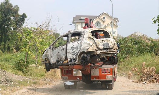Xe ôtô của gia đình nạn nhân đã bị nghi can cướp rồi đốt để phi tang. Ảnh: PV