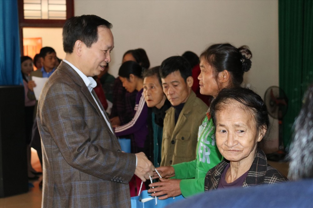Đồng chí Đào Minh Tú tặng quà cho các hộ nghèo. Ảnh: N.H