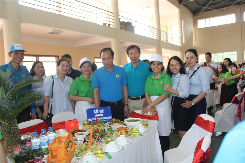 Mới đây, Công đoàn Công Thương Việt Nam đã tổ chức Hội thi "Nâng cao chất lượng bữa ăn ca cho người lao động, cân bằng dinh dưỡng, vệ sinh an toàn thực phẩm”. Ảnh: Xuân Tùng