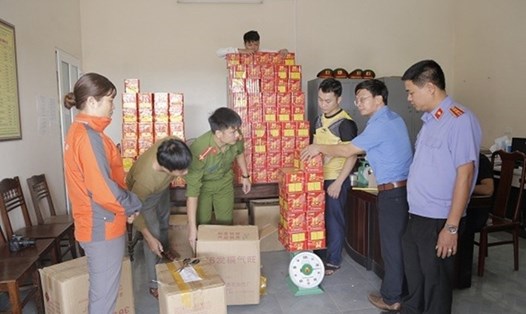 Công an huyện Cẩm Xuyên phá vụ buôn bán hơn 5,5 tạ pháo. Ảnh: TT
