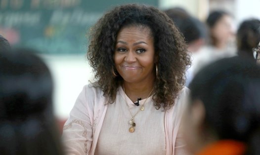 Cựu Đệ nhất phu nhân Mỹ Michelle Obama nói chuyện với học sinh trường phổ thông trung học Cần Giuộc, Long An, ngày 9.12.2019. Ảnh: AP