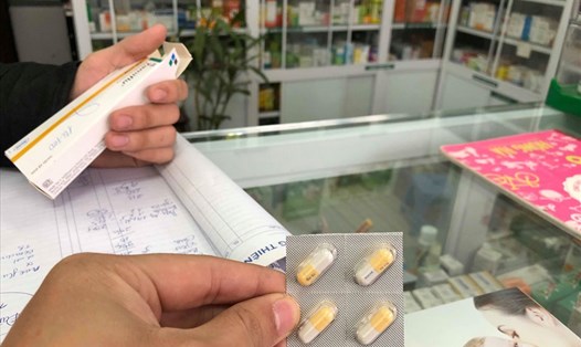 Nhiều cửa hàng thuốc không còn Tamiflu để bán, đây là 4 viên thuốc “còn sót lại” của một cửa hàng thuốc mà phóng viên Lao Động ghi nhận được (ảnh chụp chiều 22.12). Ảnh: Ngô Cường