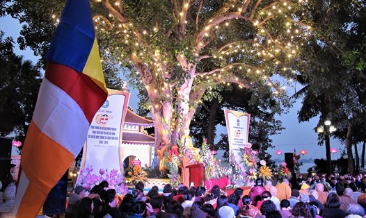 Lễ kỷ niệm 60 năm Tổng thống Ấn Độ Rajendra Prasad trao tặng Chủ tịch Hồ Chí Minh cây bồ đề và được trồng tại chùa Trấn Quốc đã diễn ra với nghi thức trang trọng ngay dưới tán cây bồ đề đặc biệt này. Ảnh: L.Q.V