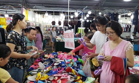 Công nhân mua sắm tại ngày hội công nhân do Công đoàn tổ chức tại Khu công nghiệp Biên Hòa 2, Đồng Nai. Ảnh: HAC
