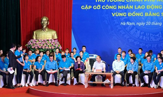 Thủ tướng lắng nghe ý kiến phản ánh của công nhân tỉnh Hà Nam vào ngày 20.5.2018. Ảnh VGP