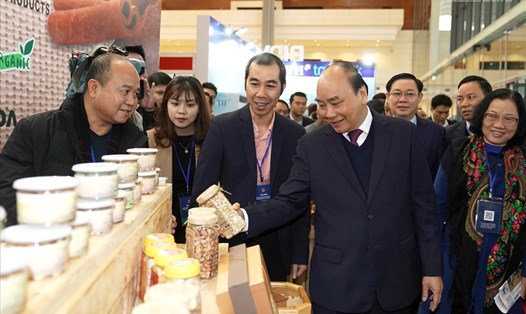 Thủ tướng Nguyễn Xuân Phúc cùng các đại biểu đã tham quan trưng bày các sản phẩm của doanh nghiệp Việt Nam. Ảnh: VGP