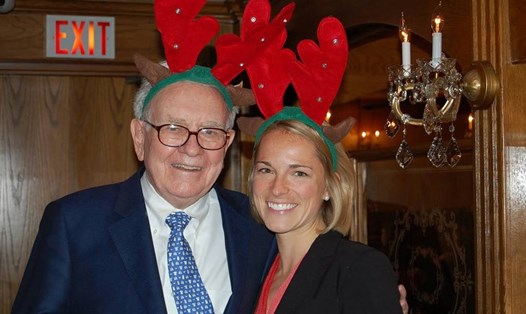 Tỉ phú Warren Buffett có cách tặng quà Giáng sinh độc đáo. Ảnh: Getty Images