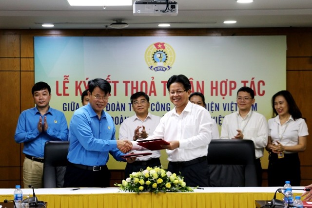 Chủ tịch Công đoàn GTVT Việt Nam Đỗ Nga Việt (thứ hai từ phải sang) ký kết phối hợp Chương trình Phúc lợi đoàn viên với Công đoàn bưu điện. Ảnh: Quốc Thế