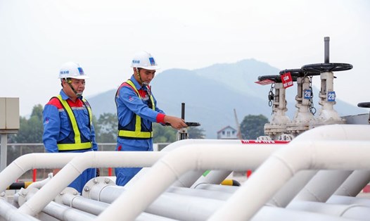 Kiểm tra hệ thống bơm xăng tại Kho xăng dầu PVOIL Bắc Giang. Ảnh: P.V