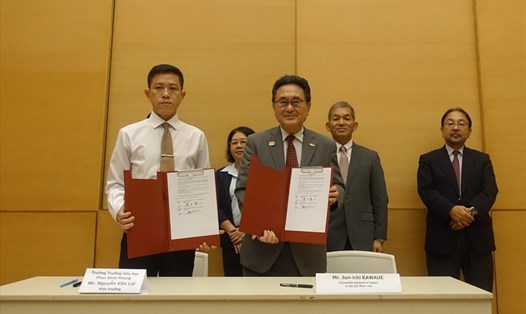 Ngài Kawaue Junichi (phải) và ông Nguyễn Ngọc Lợi ký kết hợp đồng viện trợ (ảnh:A.T).